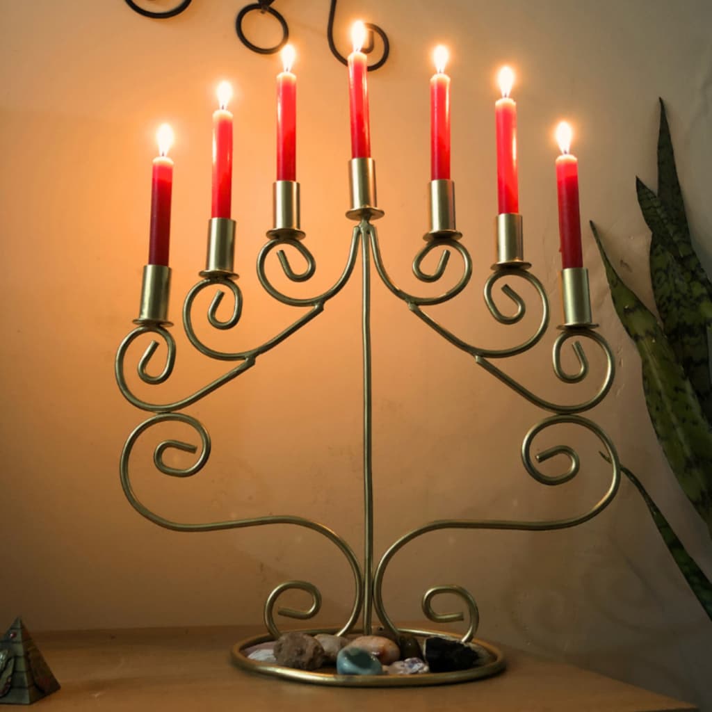 Menorá 7 Braços em Ferro Artesanal | Candelabro Decorativo Premium