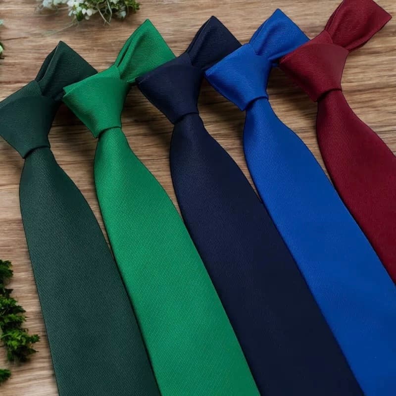 Gravata masculina slim fit, listrada, tecido sarja, casual, presente de casamento, uso diário.