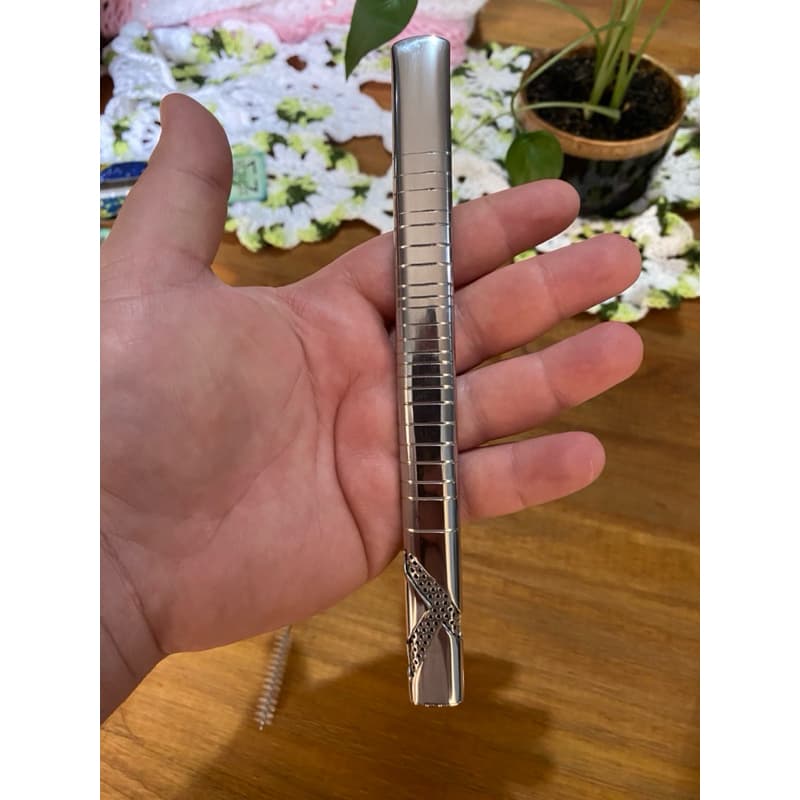 Bomba de Inox para Tereré e Chimarrão — Modelo Trabalhado e Cravejado com Escovinha de Limpeza
