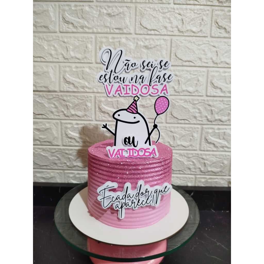 TOPO DE BOLO FLORK VAIDOSA OU VAI IDOSA ROSA É CADA DOR QUE APARECE – Personalizado com Nome e Idade – Festa Infantil