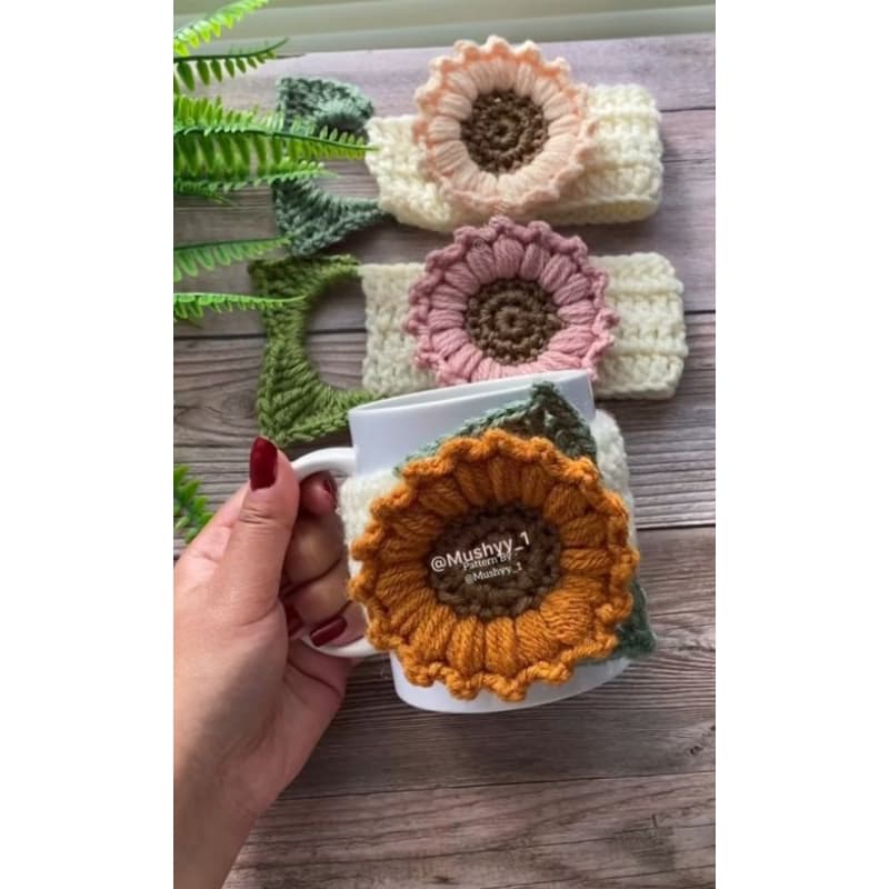 capa para canecas e copos feito a mão em crochê flores lindas e delicadas