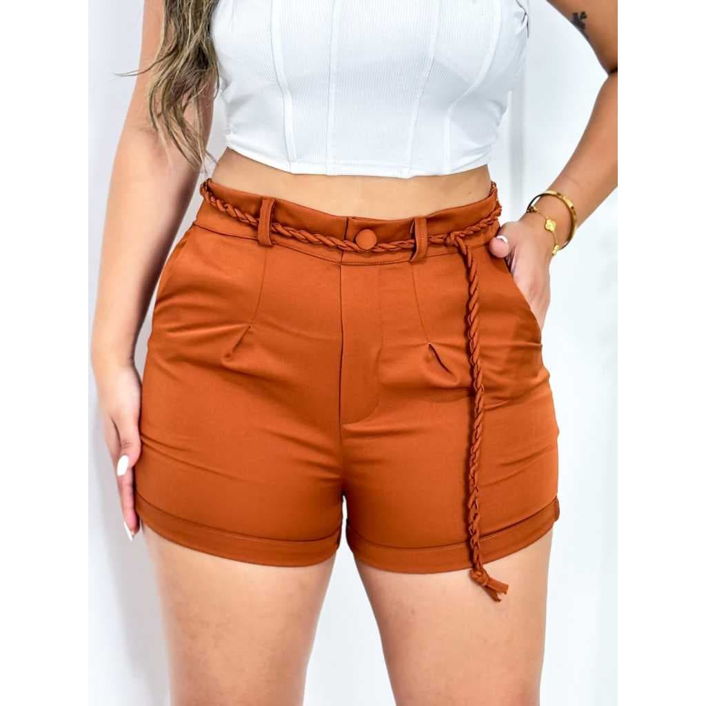 Short feminina com cinto, bolso prático e botão frontal - Look Casual