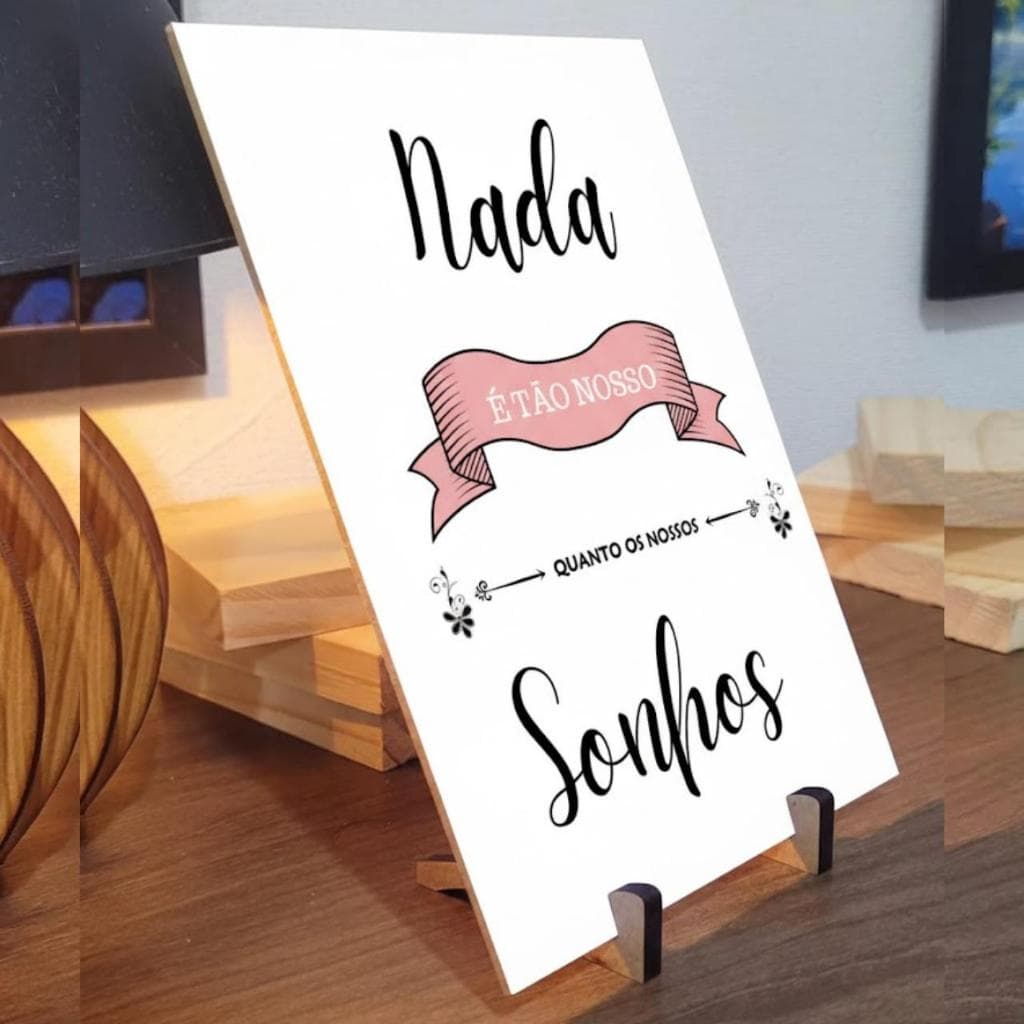 Quadrinho de Mesa com Suporte Nada é tão Nosso Quanto nossos Sonhos Decoração Sala Enfeite Estante