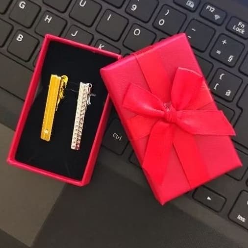 PRESILHAS PRENDEDOR DE GRAVATA COM 2 Slim (1 CROMADO + 1 DOURADO) INOXIDÁVEL 4CM INCLUSO CAIXA