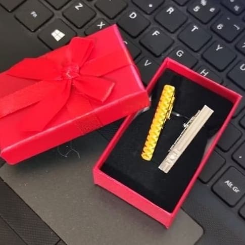 Kit Com 2 Prendedores de Gravata Slim de Classe e Elegância Prata ou Dourado 4cm Variados