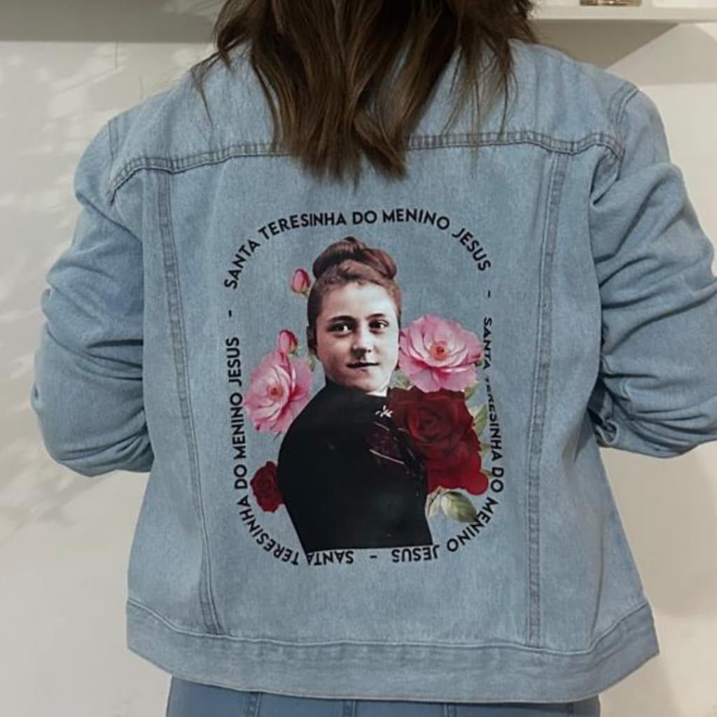 Jaqueta Jeans Católica Feminina Santa Teresinha - Exclusiva Vocavit