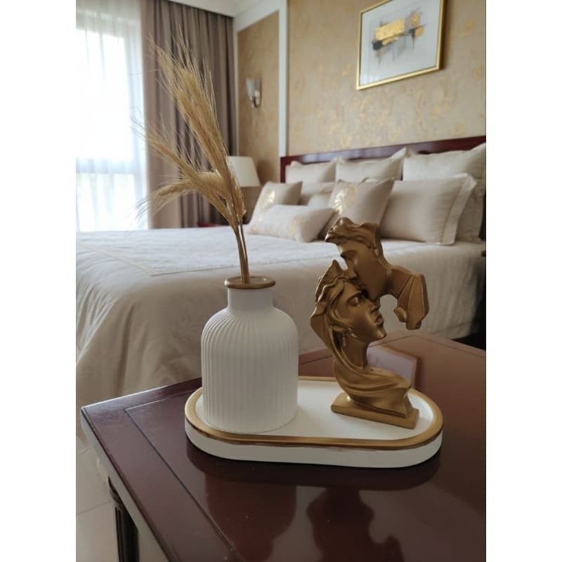 ​Kit Decoração Estatueta O Beijo Dourado + Vaso Branco Minimalista C/ Bandeja Luxo – Presente Casamento Aniversário