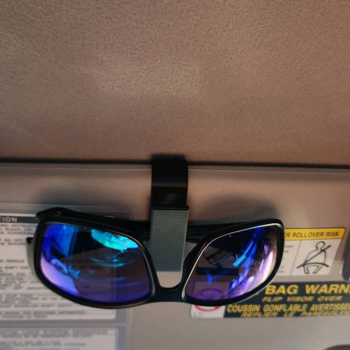Suporte Universal de Óculos Automotivo – Fixação no Para-Sol, Protege e Organiza