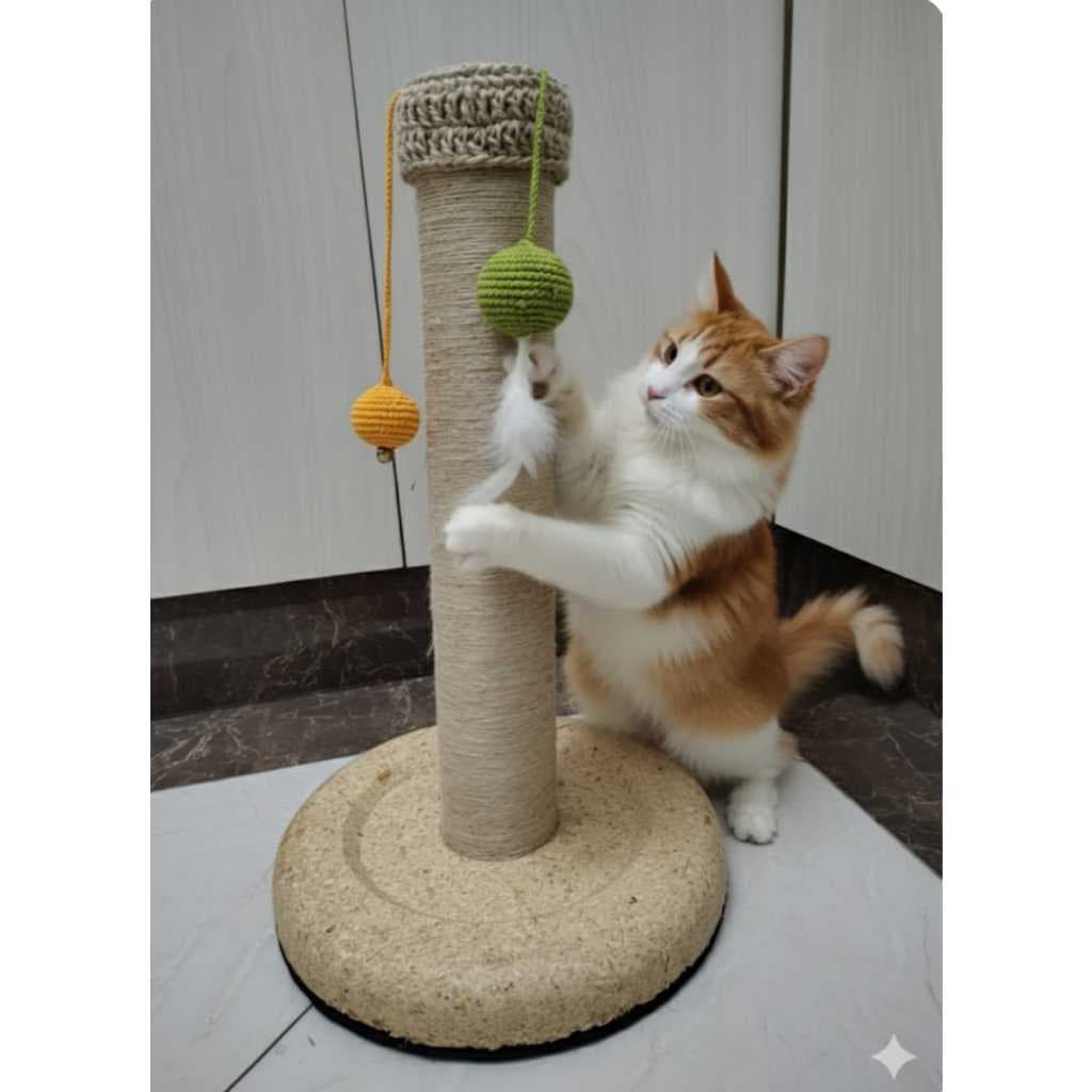 ARRANHADOR DE GATO POSTE SISAL COM BRINQUEDO E BOLINHAS COM PENA E GUIZO