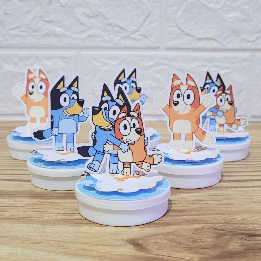 Aplique Latinha Bluey e Bingo Menino Festa Infantil Lembrancinhas Personalizadas.
