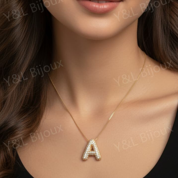 Colar de Letra Inicial com zircônias cravejadas banhado a ouro 18k