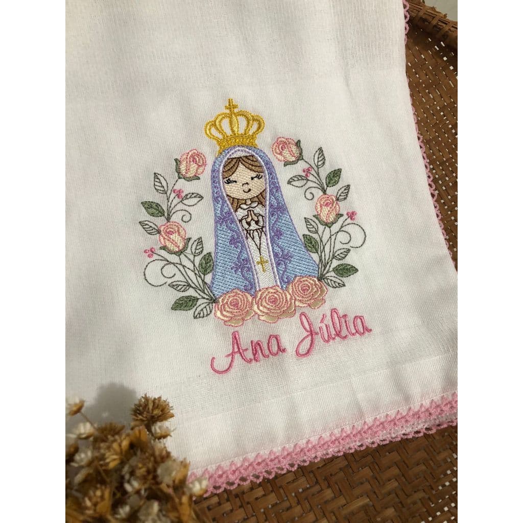Fralda de passeio bordada Enxoval Bebê Menino Menina Nossa Senhora Arco Floral Pano de Lavagem