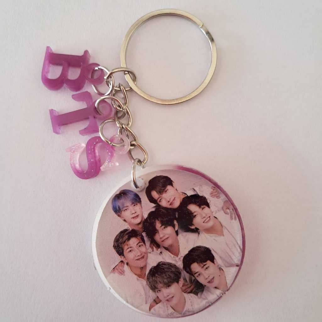 CHAVEIRO BTS EM RESINA - 4CM - PINGENTE COM AS INICIAIS