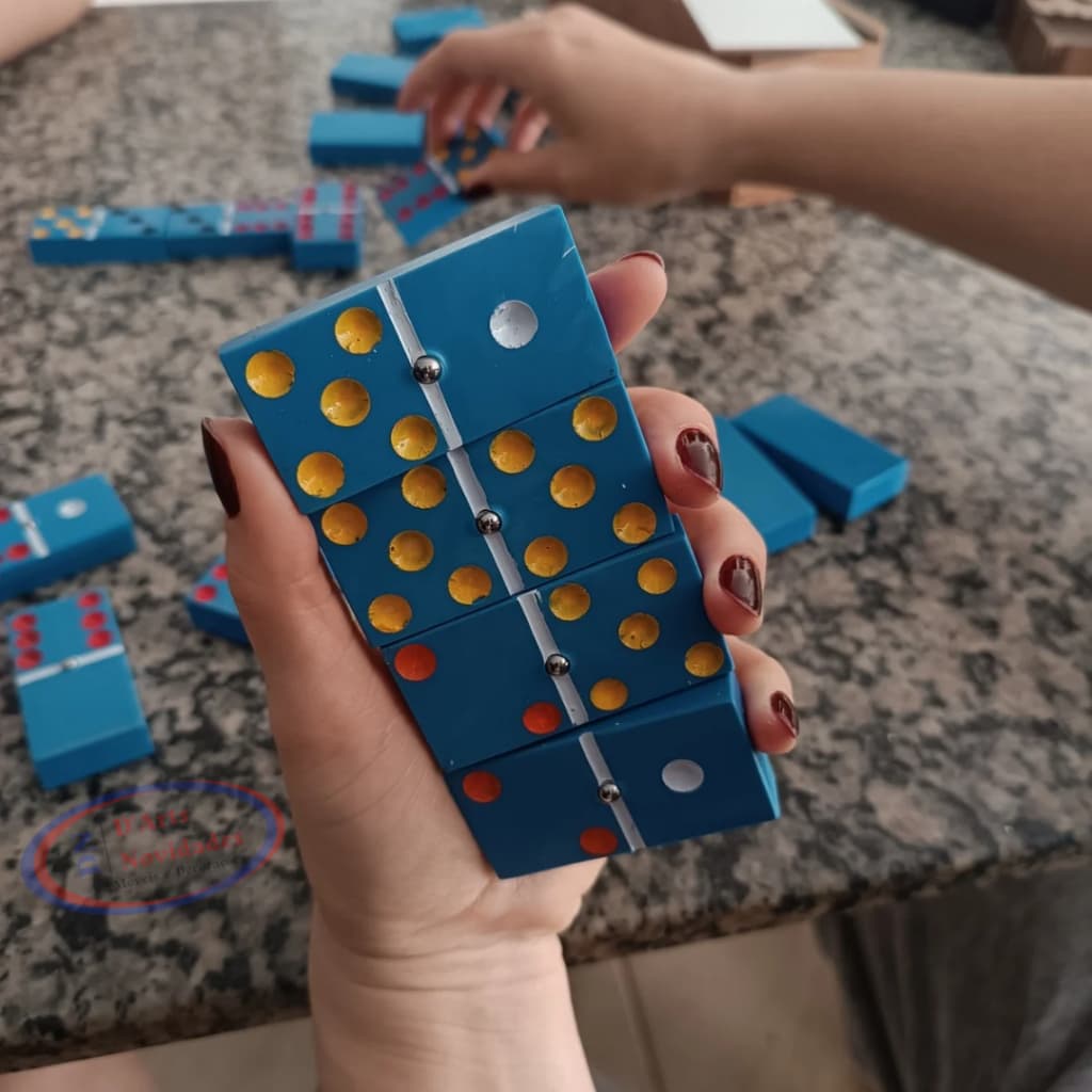 Jogo de Dominó Profissional em PVC Azul Grosso 28 Peças com Caixa de Madeira MDF Artesanal Durável