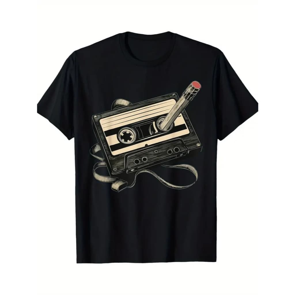 T-shirt Vintage Cassete com Lápis – Camiseta Retrô Preta  Estampa Nostálgica Anos 80 Estilo Clássico Limitado