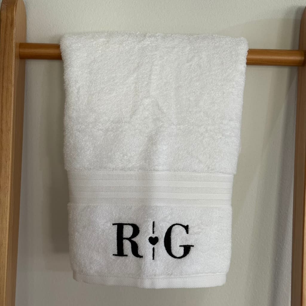 Kit Casal Luxo: Toalhas de Rosto +  Toalhas Banho Gigante com Letras Bordadas - Algodão Egípcio