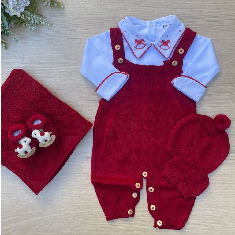 Jardineira em tricot Vermelho + Body de Cavalinho Poá + Kit Gorro/Luvas e Sapatinho em tricot Cavalinho