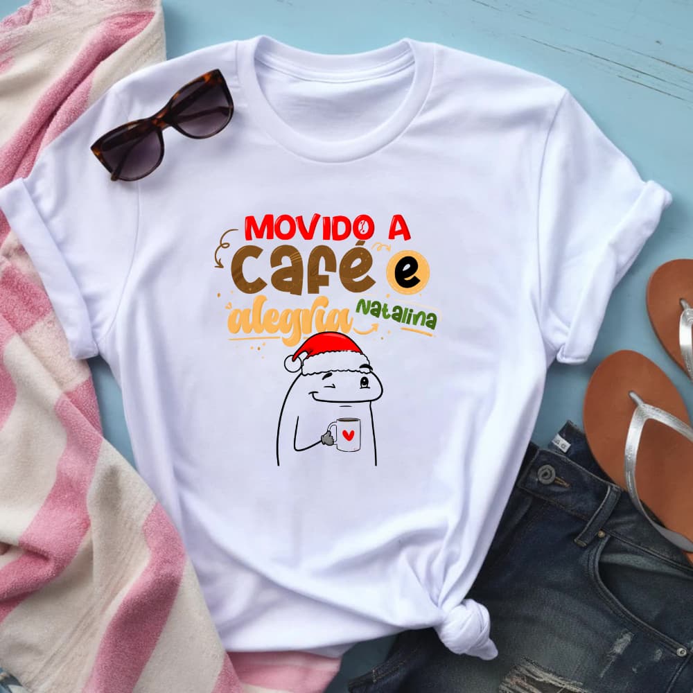 CAMISETA FLORK MOVIDO A CAFÉ E ALEGRIA NATALINA - 100% POLIESTER
