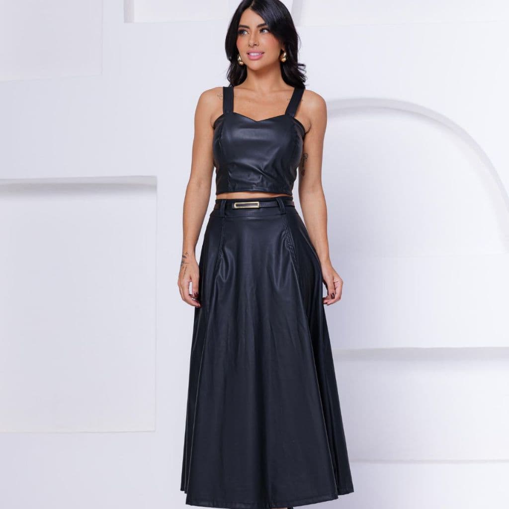 Conjunto de couro fake saia com cinto cropped com bojo tamanho m e g .gg