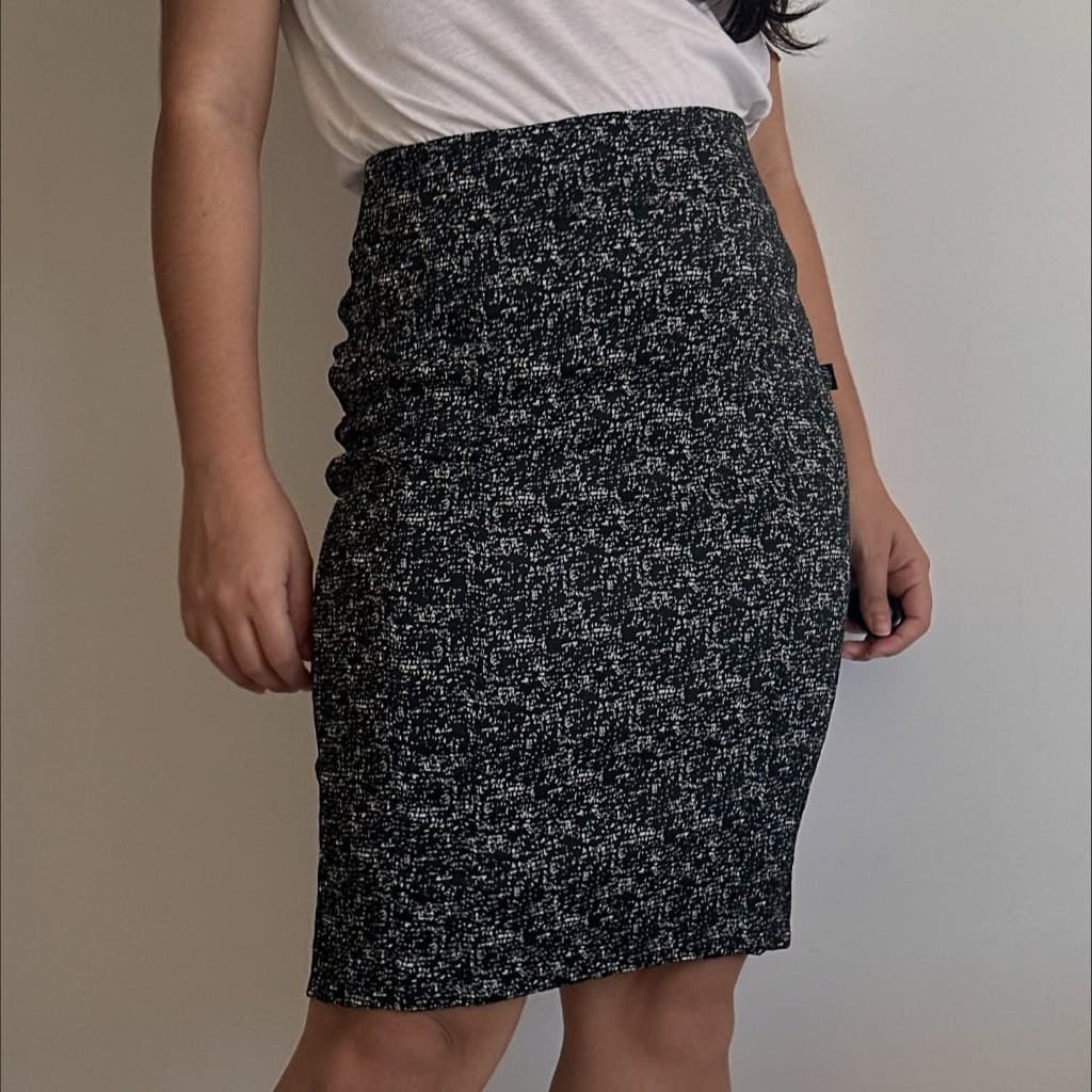 Saia Lápis Feminina Preta e Branca Malha Texturizada Confortável e Elegante Usado Brechó Bazar