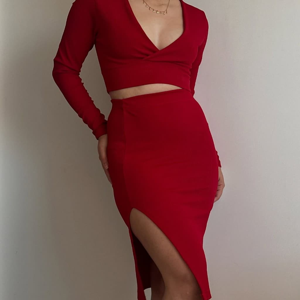 Conjunto Feminino Vermelho Blusa Manga Longa Saia com Fenda Poliéster e Elastano Usado Brechó