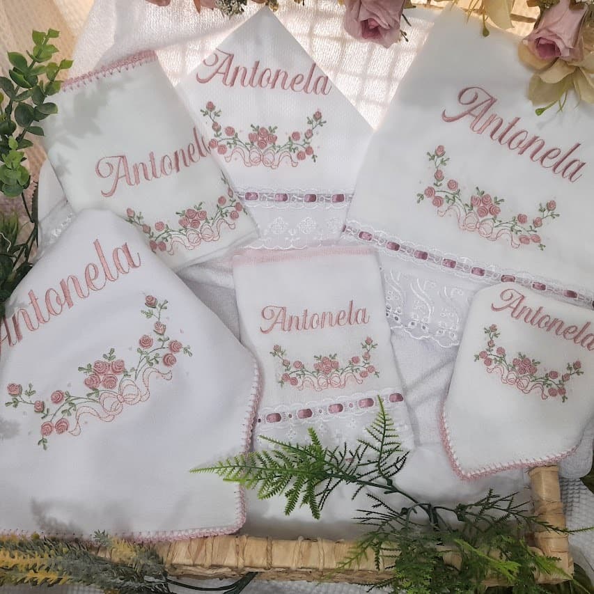 Kit 3 pças Toalha Fralda + Fralda + Lencinho Bordadas Personalizadas c/ Nome do Bebê Menina