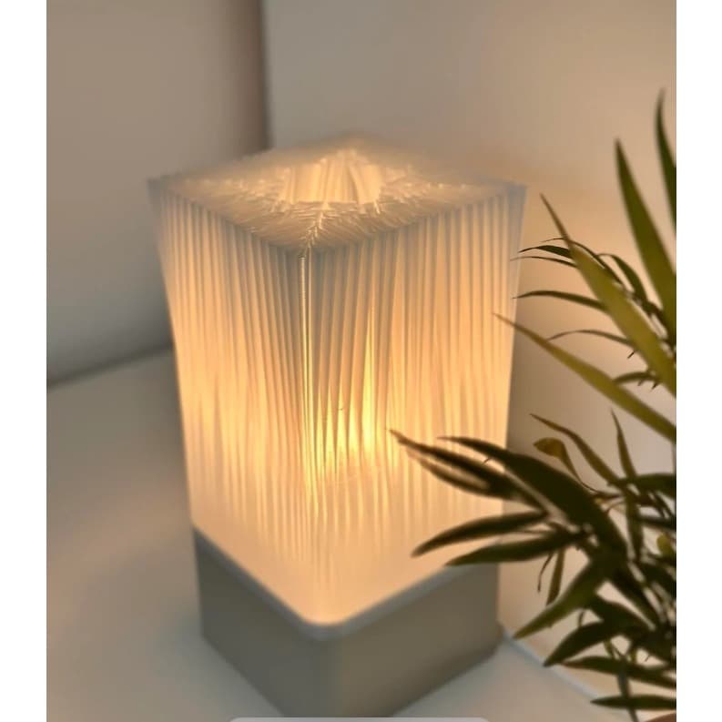 Luminária de Mesa GLINTIS – Design Futurista e Inovador | Peça Escultural | Interruptor Liga/Desliga