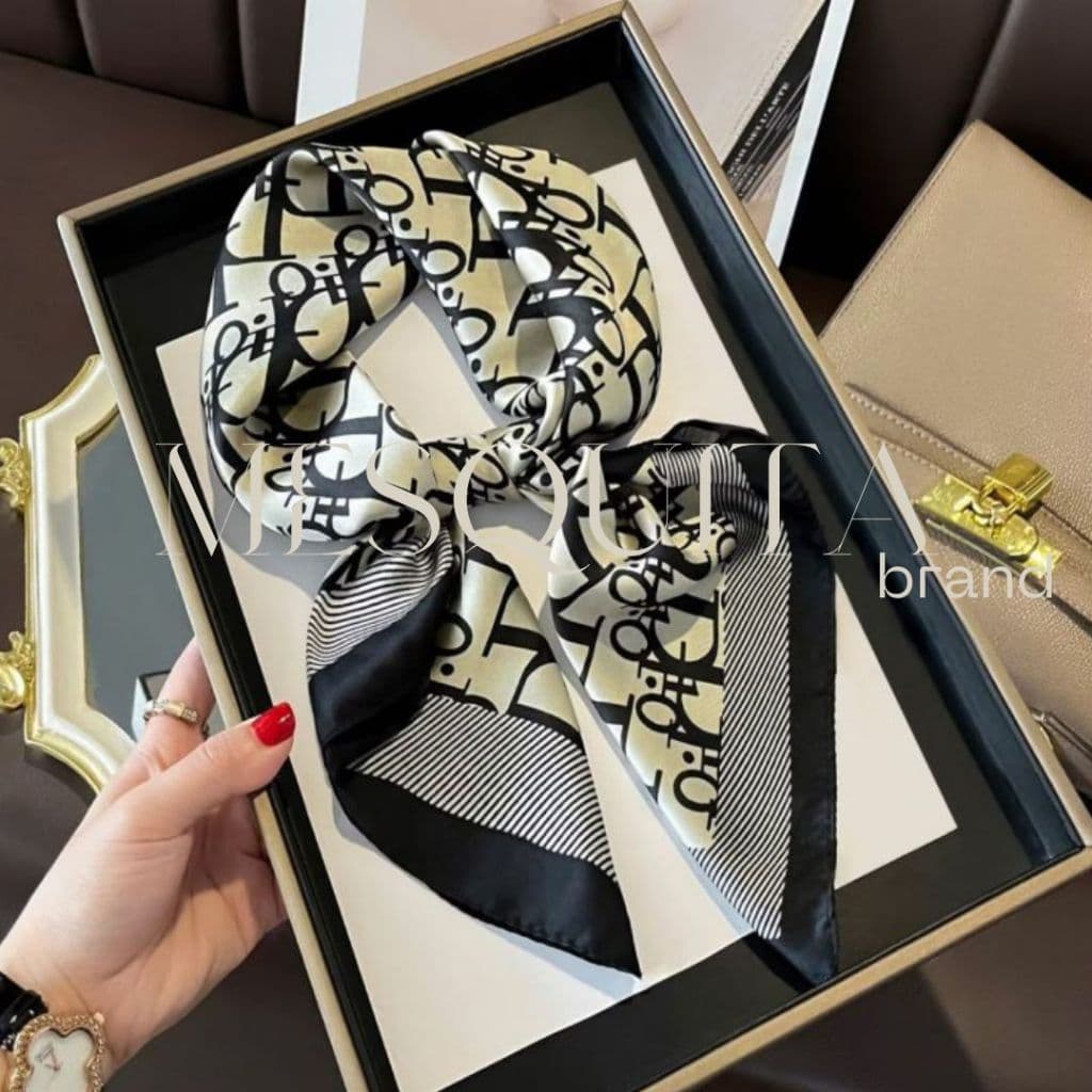 Lenço estampa de onça leopardo modelo 90x 90 cetim