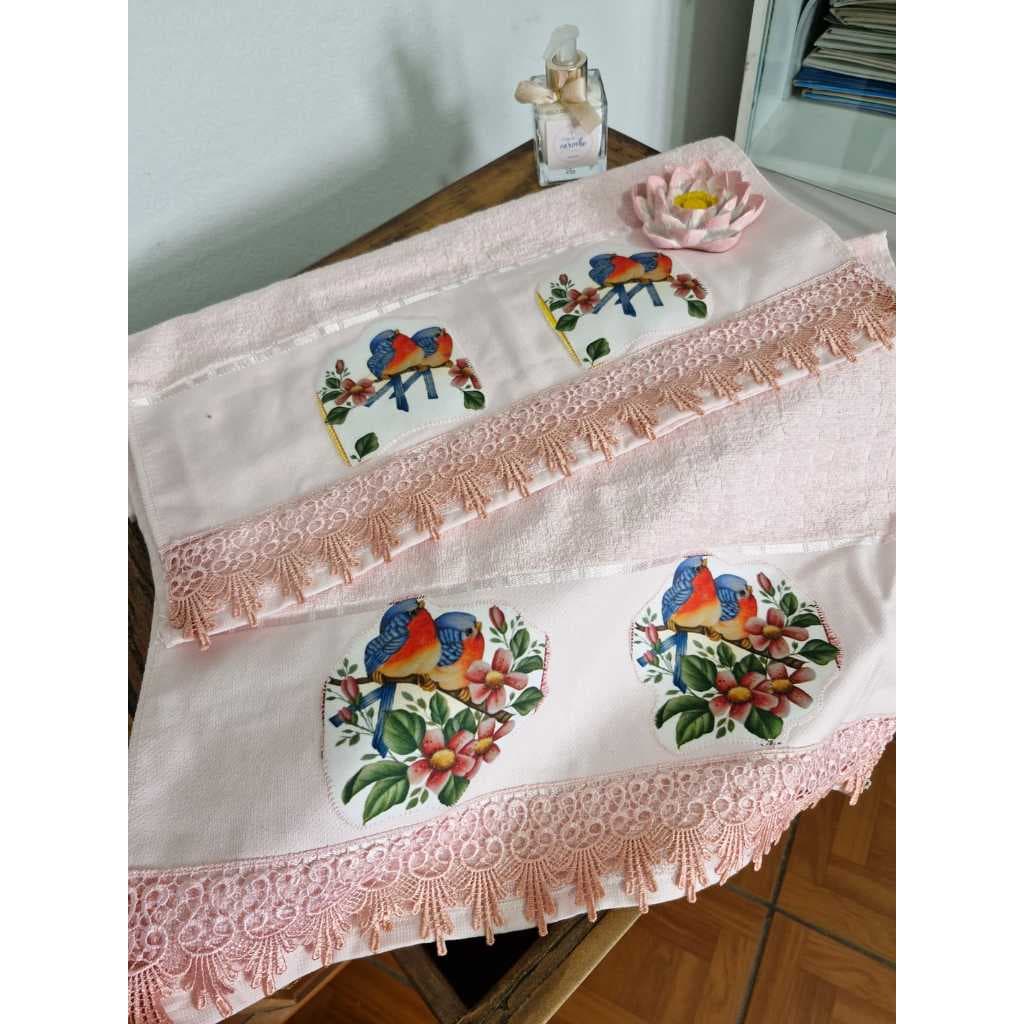 Toalha de rosto com Patch aplique e barrado em guipir 100%algodão ( Exeto efeito decorativo)