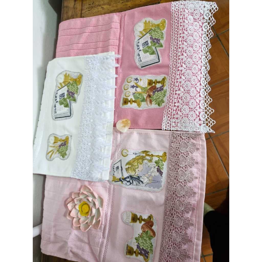 Toalha de lavabo/visita com Patch aplique e barrado em guipir 100%algodão ( Exeto efeito decorativo)