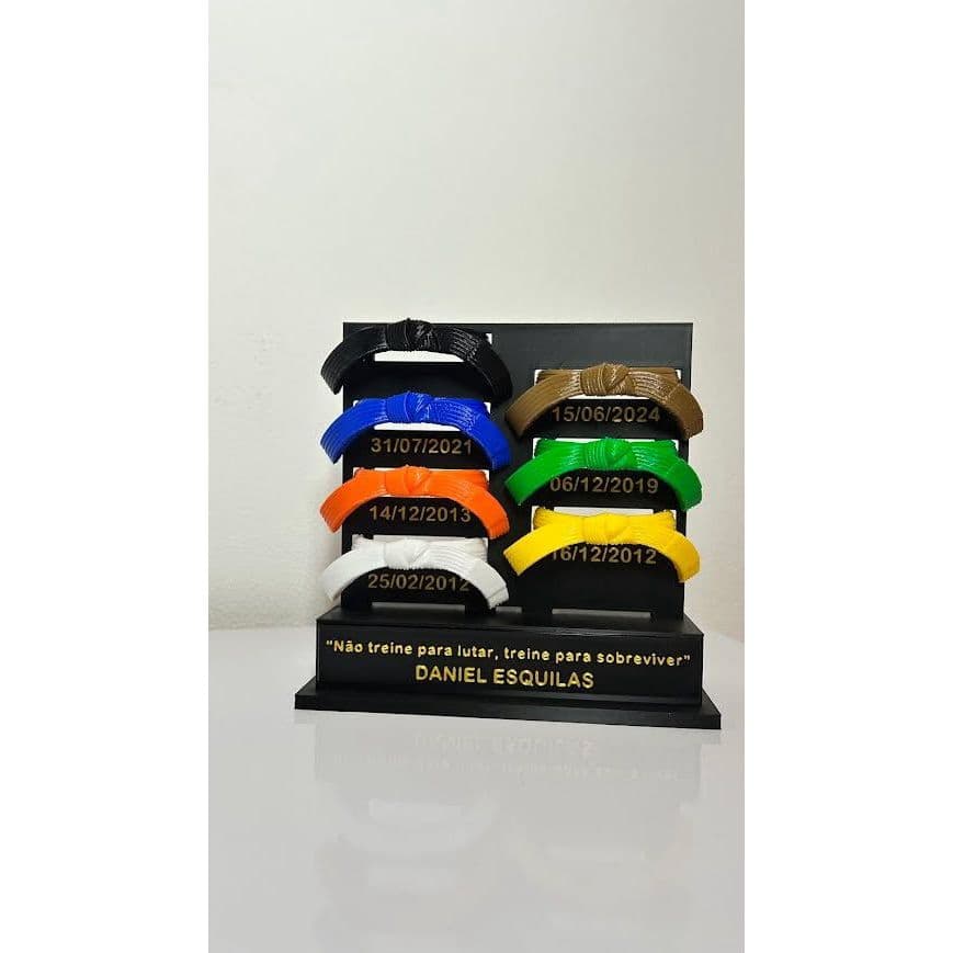 TORRE DE FAIXAS KARATE DECORATIVO