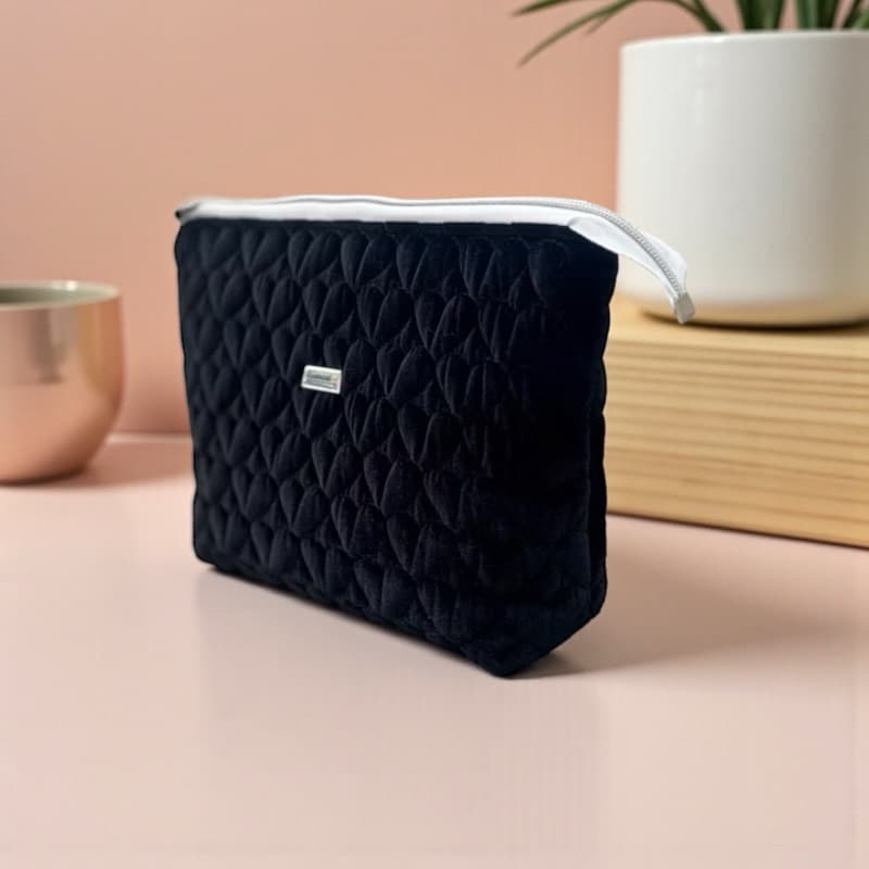 Necessaire Love Veludo Preta com Forro em Cetim Luxo 30x20x8cm