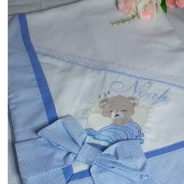 Manta Piquet Bordada para Bebê – Personalizada com Nome e Detalhes Finos