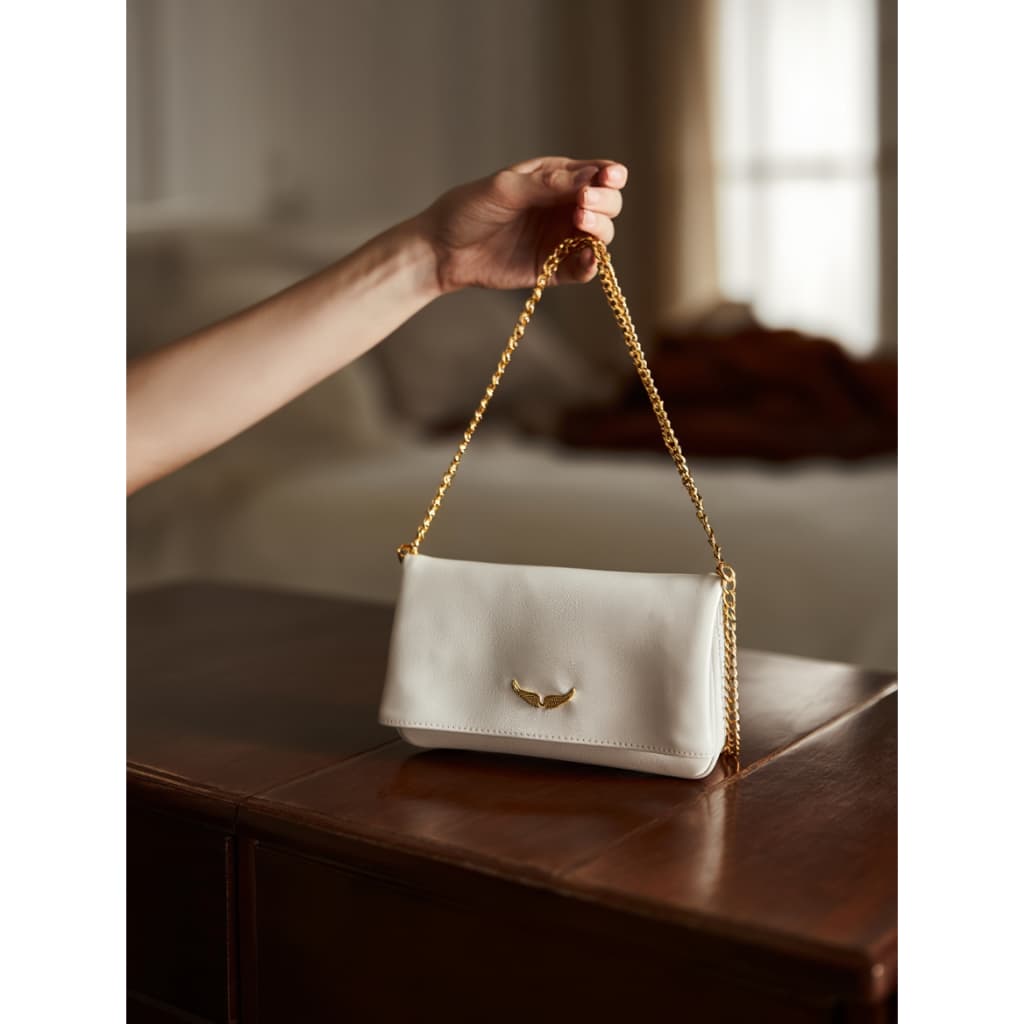 Bolsa feminina dourada estilo festa com alça corrente e acabamento luxuoso direto da fábrica