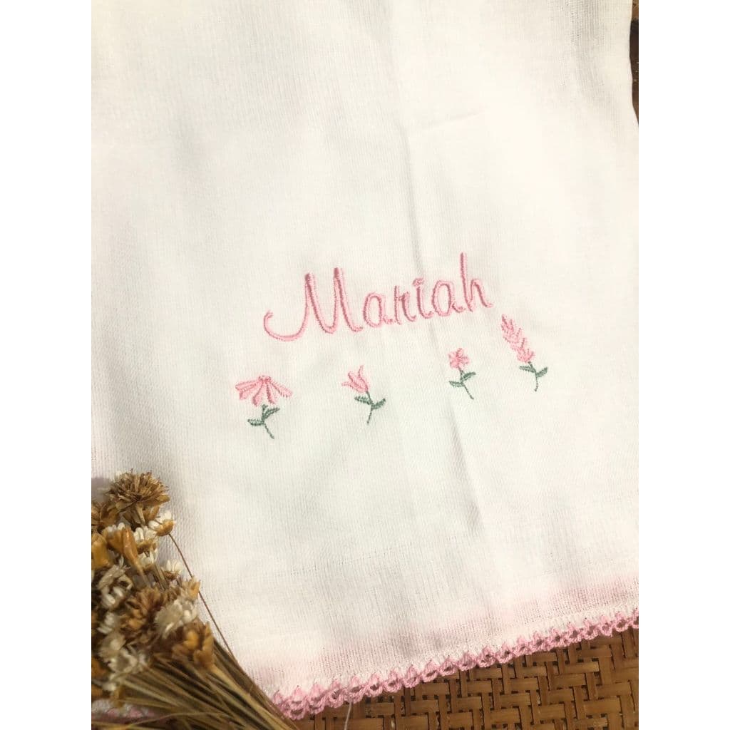 Fralda de Passeio bordada Enxoval Bebê Menina Nome Personalizado Flores Floral Pano de Lavagem