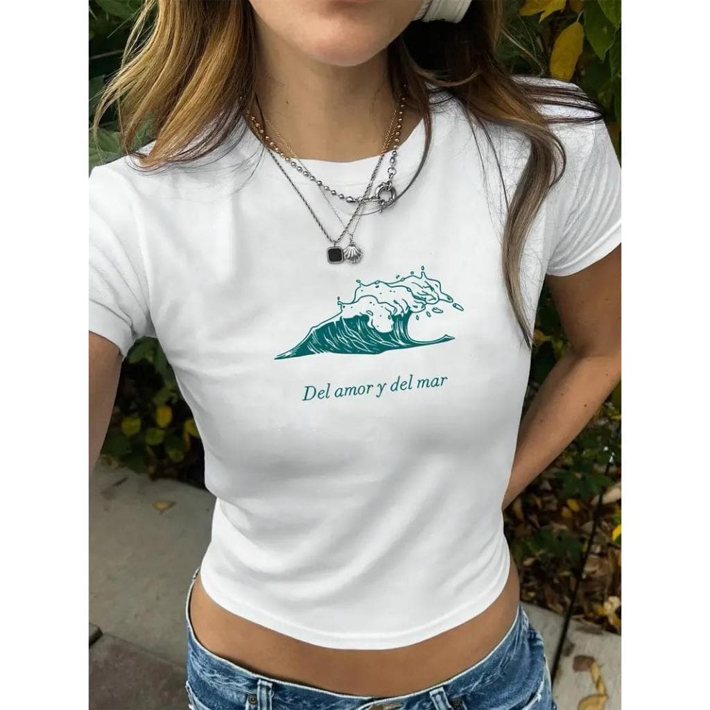 Camiseta Feminina Estilo Y2K de Manga Curta - Branca com Onda Azul-Petróleo & Estampa "Mergulhe no Desconhecido", Gola R