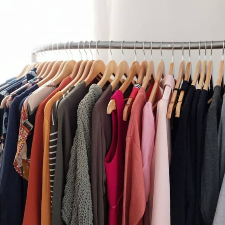 Lote com 40 Peças de Roupas Feminina Tamanhos e Modelo Diversos Roupas para Revenda em BRECHO