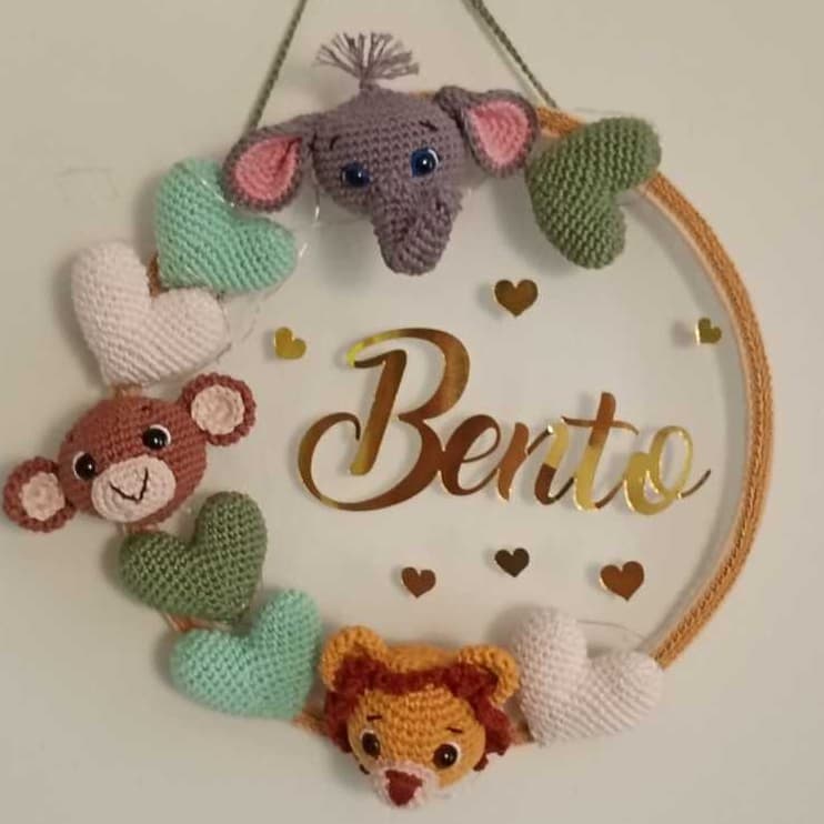 Guirlanda Safari Porta Maternidade Crochê Amigurumi | Personalizada com Nome e Cores | Quartinho de Bebê