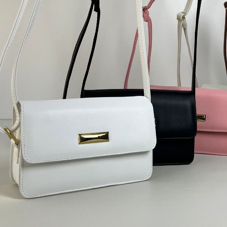 Bolsa Feminina Tiracolo Clássica com Detalhe Dourado e Design Sofisticado