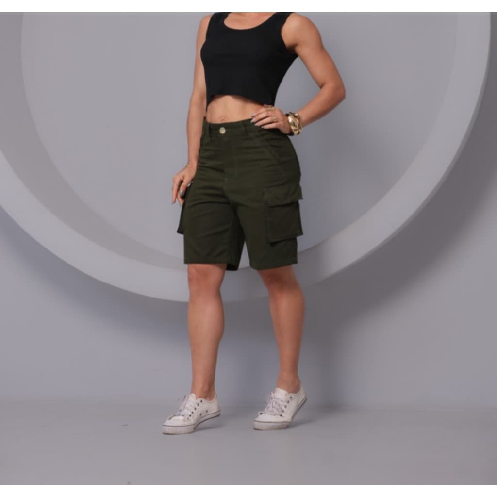 BERMUDA CARGO JEANS FEMININA COR VERDE MILITAR COM BOLSO SONFONADO NA LATERAL