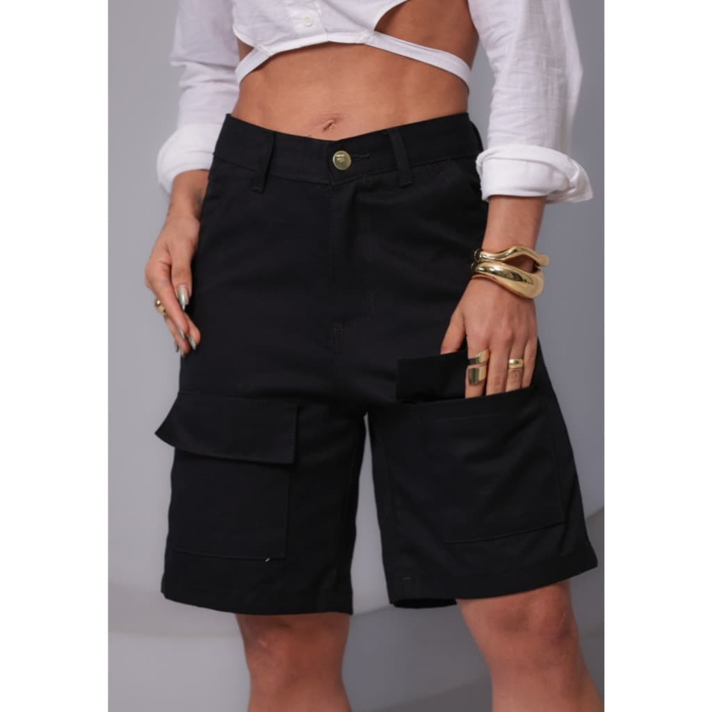 BERMUDA CARGO JEANS FEMININA COR PRETA COM BOLSO NA FRENTE