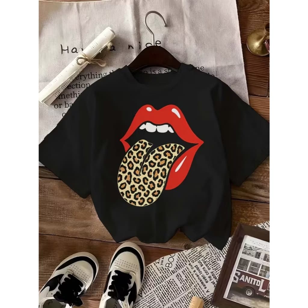 Camiseta preta estilosa com estampa boca vermelha e língua oncinha – visual ousado, moderno e perfeito para looks urbano