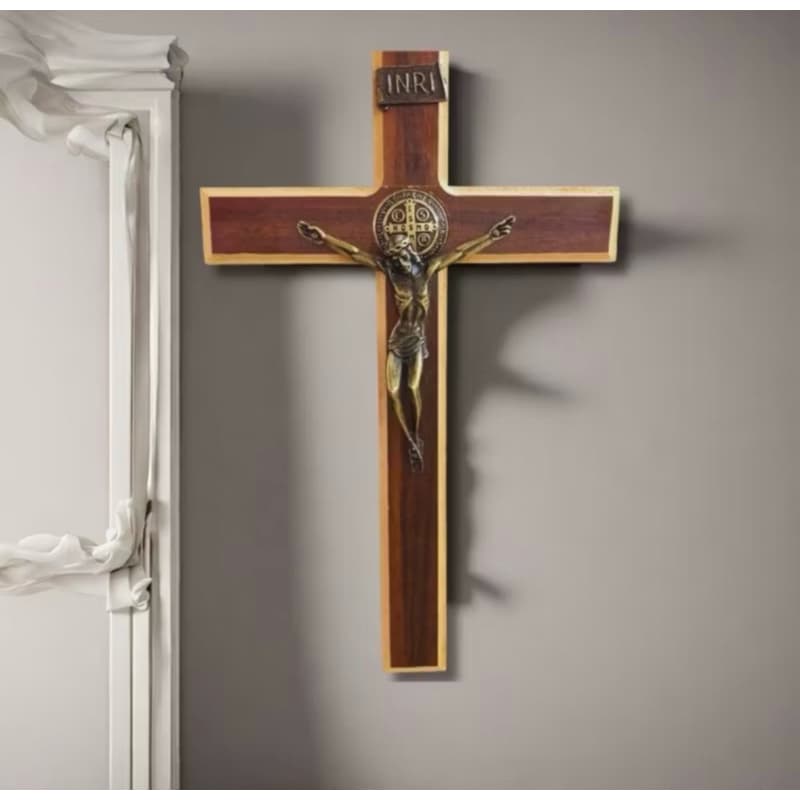 Crucifixo São Bento em Madeira e Metal – Proteção e Fé com Acabamento Premium