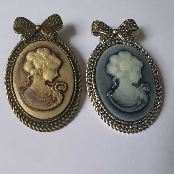 Broche de gola ou pingente camafeu retrô gótico víntage prateado ou ouro velho