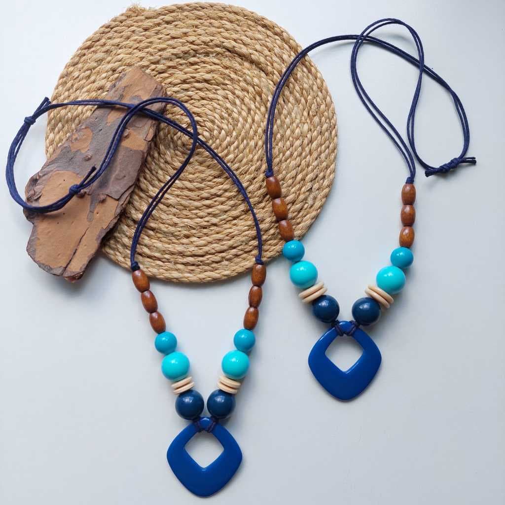 Colar Longo Feminino Artesanal em Resina Ajustável Leve e Moderno