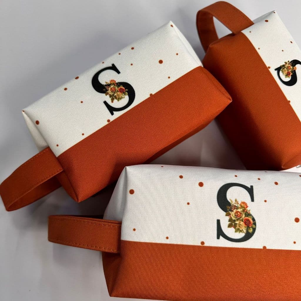 Kit C/10 Unidades Necessaire Com Inicial e Alça Necesser Bolsinha Para Maquiagem Cosmeticos Organizador E Viajem
