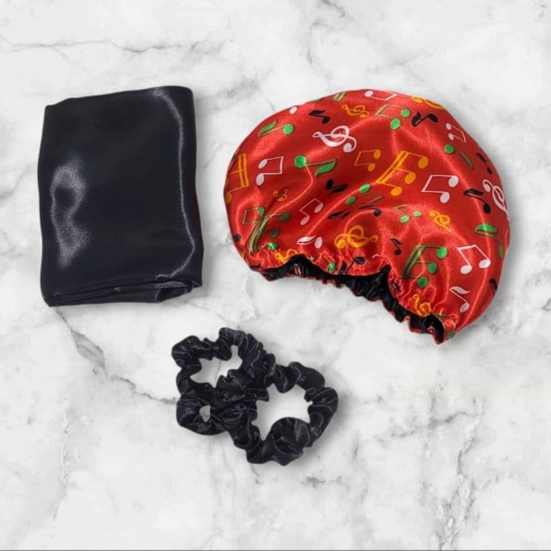 Kit Touca Nero com Cetim Estampado, Fronha de Cetim e Duas Scrunchies de Cetim