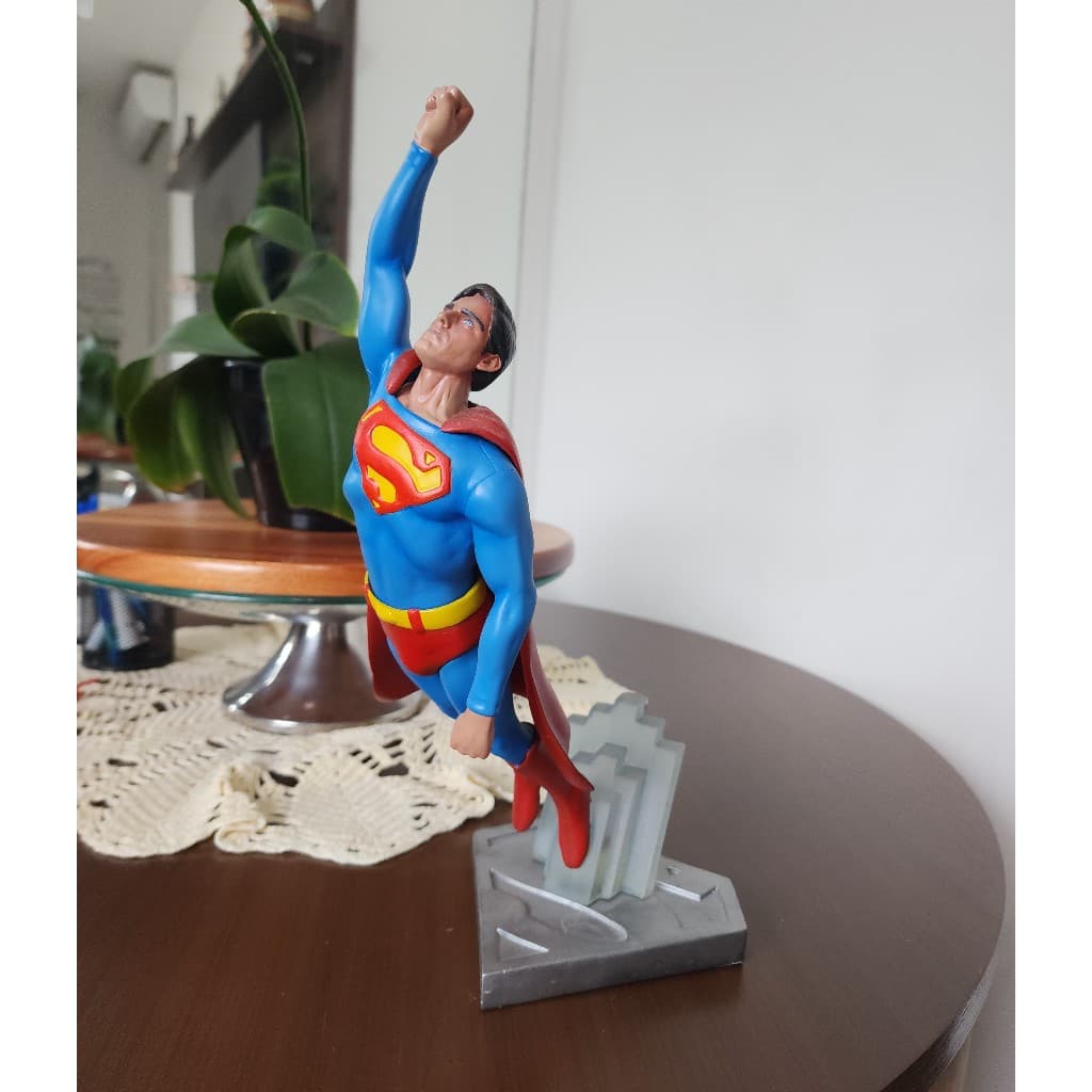 Superman Voando Estátua 35cm Christopher Reeve
