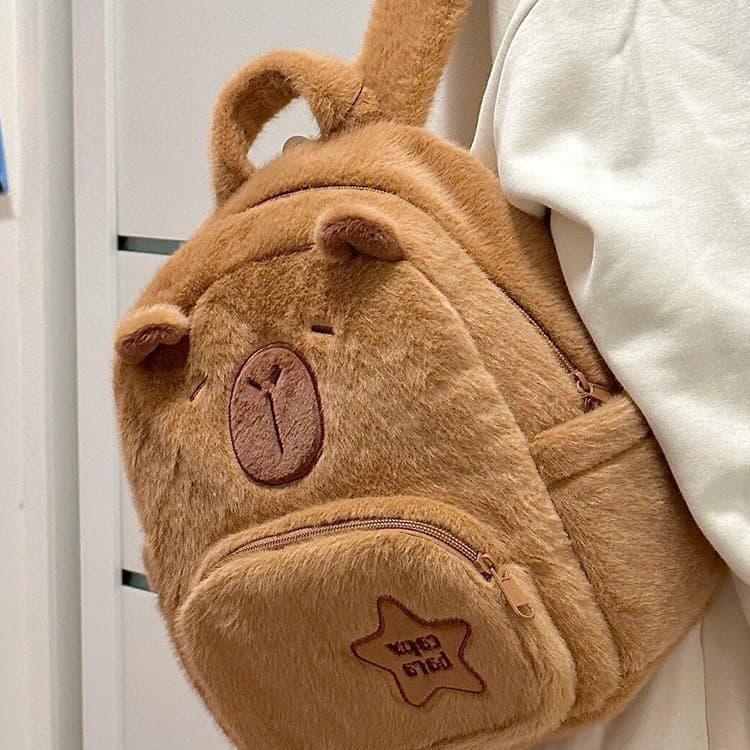 Mochila Infantil Feminina em Pelúcia Capivara Fofa e Aconchegante