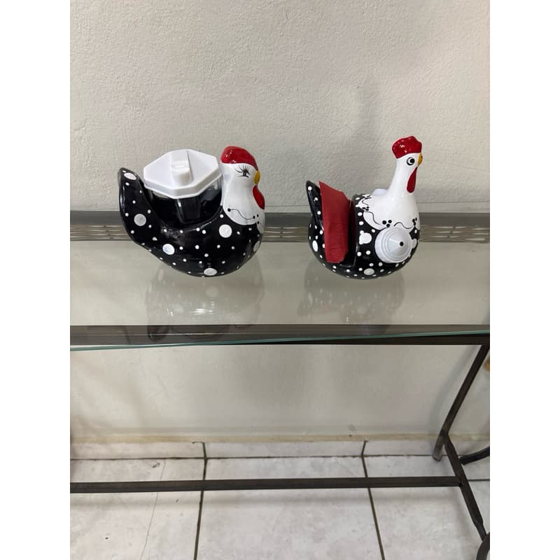 Galinha com saleiro e paliteiro